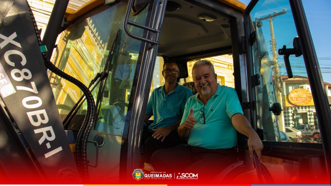 Prefeito realiza entrega de veículos